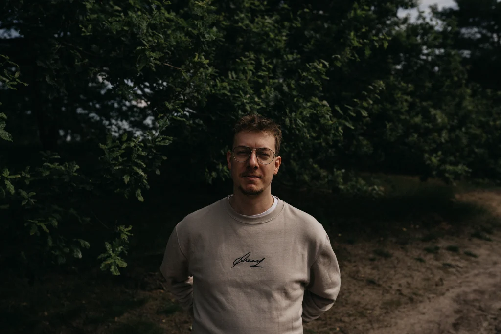 Next to Me – Preview